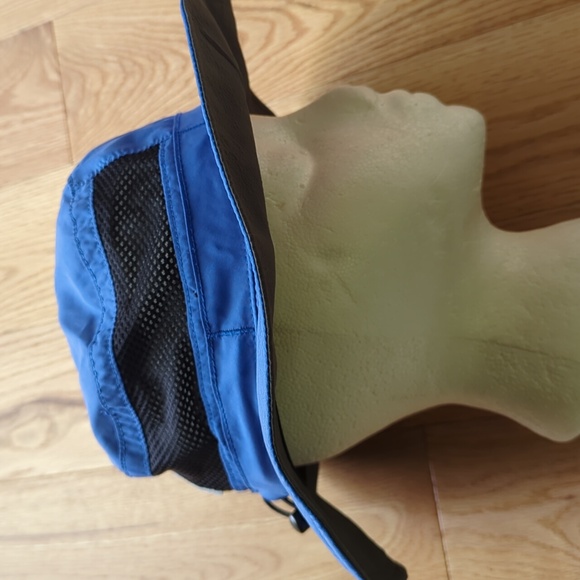 Columbia. Youth Sized Adjustable / Stretch Bucket Hat. - Picture 3 of 8